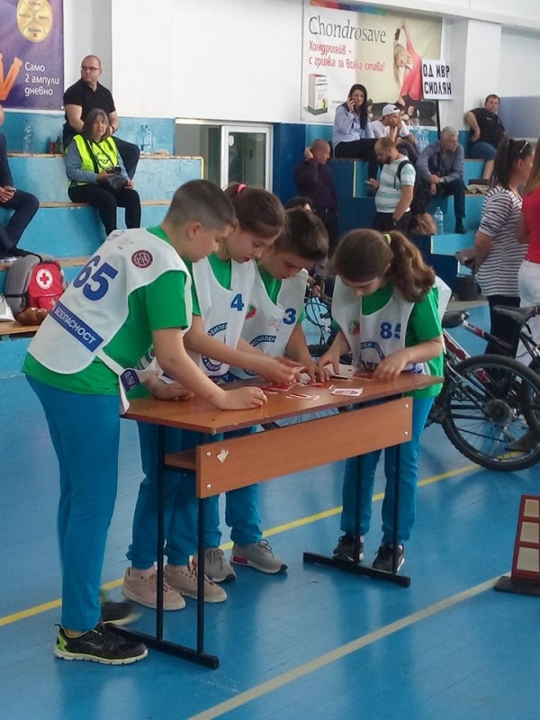 Доброволци от Детско полицейско управление към училище Св Св Кирил и Методий