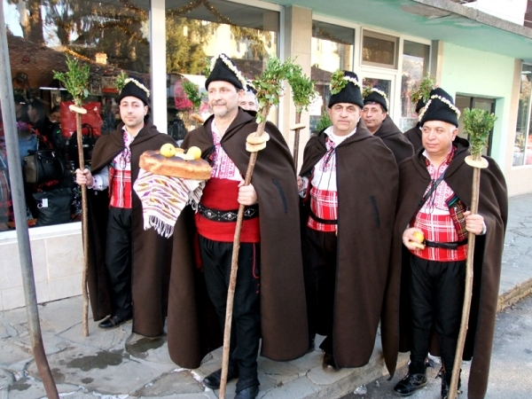 Народната традиция на Коледа е свързана с обичая коледуване Основни