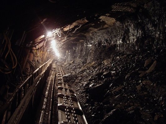 Тринадесет миньори са блокирани след свличане на скална маса в