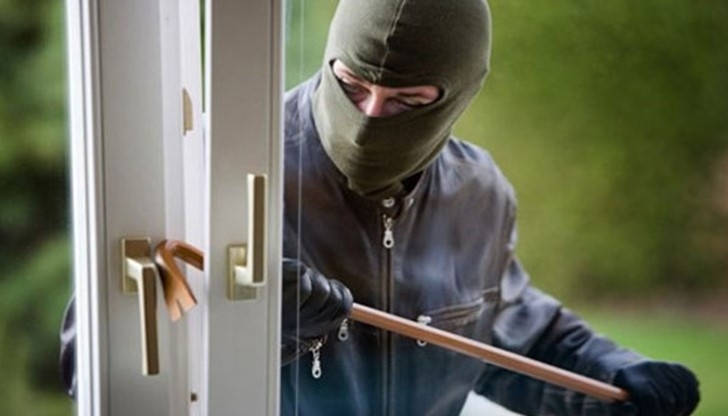 Неизвестно лице е задигнало бензинова резачка за дърва и чук