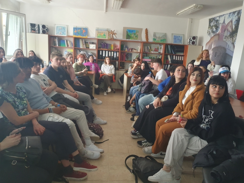 Вчера представители на профилирана езикова гимназия Йоан Екзарх Враца съвместно с