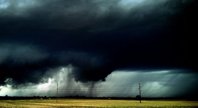 Двама души загинаха при буря и торнадо в източния американския