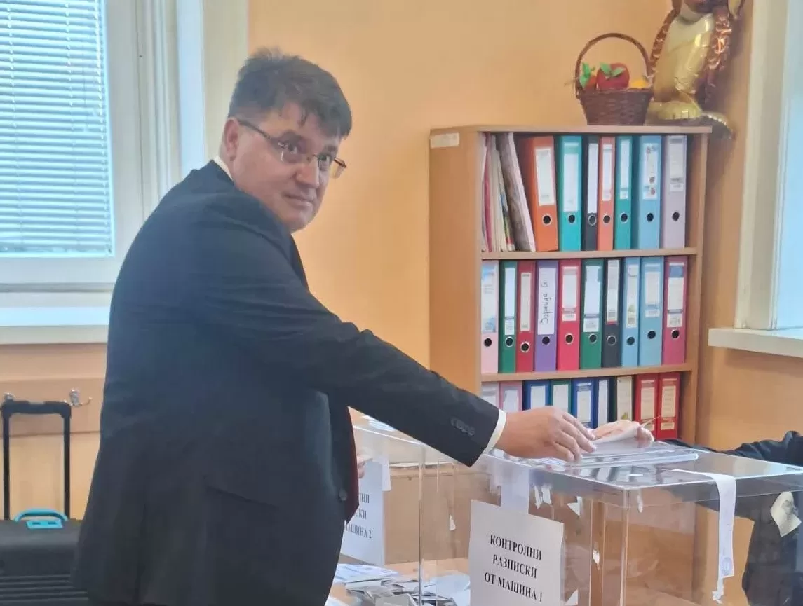 Росен Михайлов упражни правото си на глас /снимки/