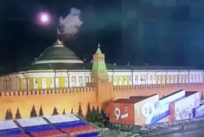 Видеоклип показващ момента в който дрон се взривява над Кремъл