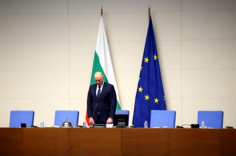 Заседанието на Народното събрание започна с едноминутно мълчание в памет