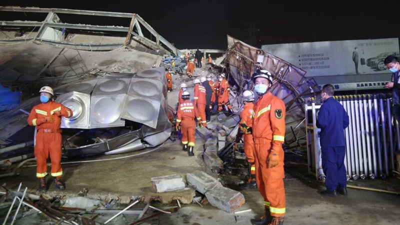 Жертвите от срутването на хотел в Източен Китай пригоден за