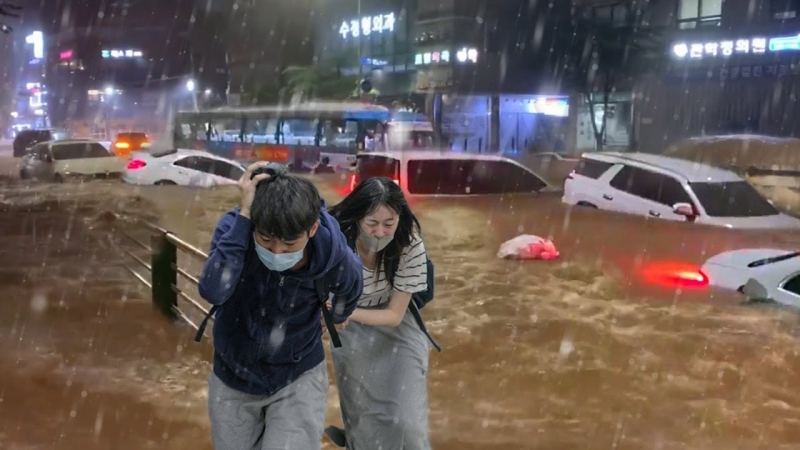 Поройните дъждове които заляха столицата на Южна Корея намаляха днес
