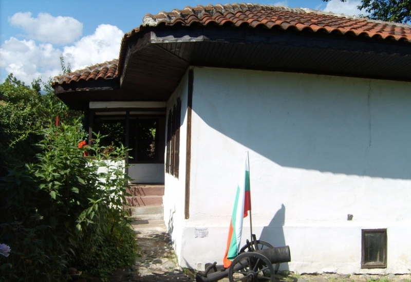 В момента се извършва основен ремонт на канцеларията на Етнографския