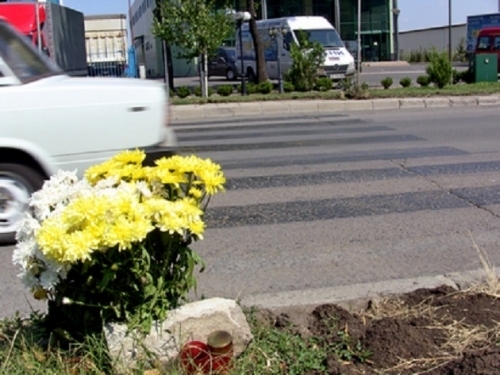 Заличиха с черна боя две рискови пешеходни пътеки край Враца