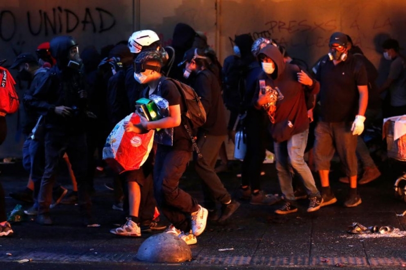 Хиляди хора демонстрираха вчера в чилийската столица с искане за