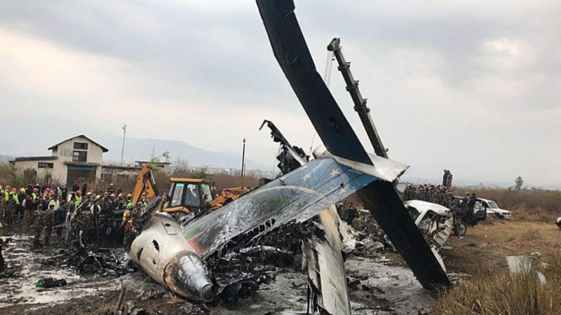 Пътнически самолет се разби при кацане на международното летище на непалската столица