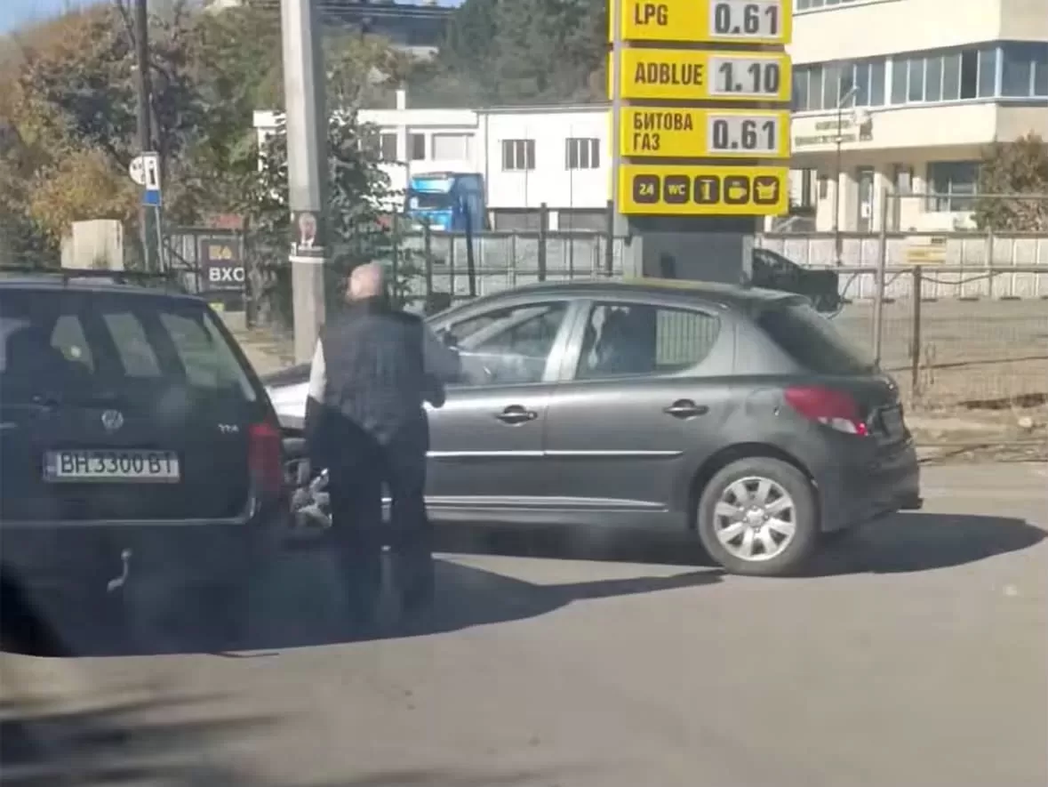 Инцидент на пътя! Две коли се удариха във Видин заради отнето предимство /снимки/