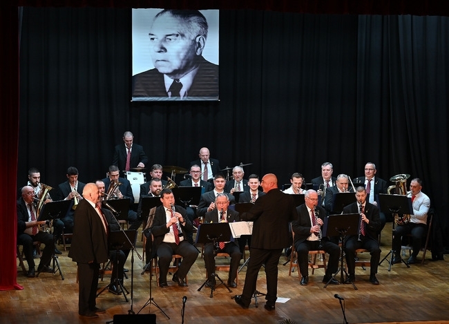 С концерт на градския духов оркестър Дико Илиев с диригент