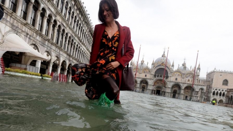Заради дъждовете и приливна вълна Венеция е изправена пред най голямото