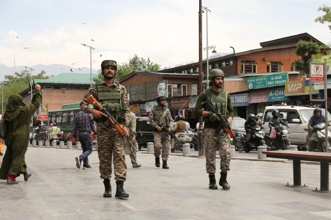 Армиите на Пакистан и Индия са в повишена бойна готовност