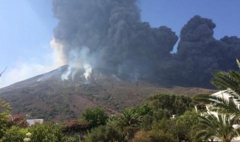 Мексиканският вулкан Попокатепетъл изригна 14 пъти за една нощ съобщи