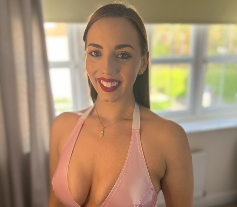 Известната британска суингърка Vista Wife успя да нагорещи страстите с