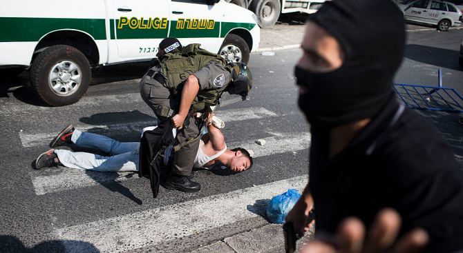 Двама млади палестинци бяха убити вчера от израелски огън по