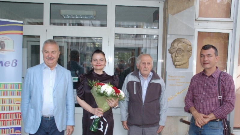 Паметен знак барелеф на Гео Милев вече ще посреща