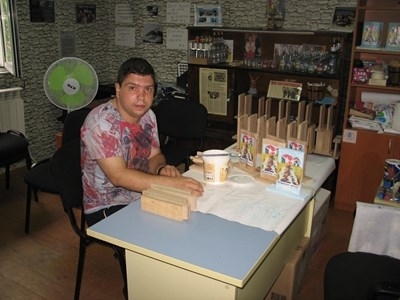 Oбучен от арттерапевт 35 годишният Людмил от Монтана страдащ от епилепсия