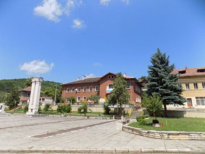 Жители на Липница организираха протест заради изнасиления млад мъж от