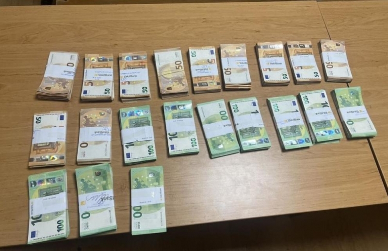 130 000 недекларирани евро задържаха митнически служители от ТД Митница