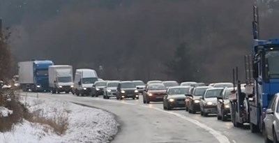 300 000 автомобили заминаха от София за празниците на оставиха