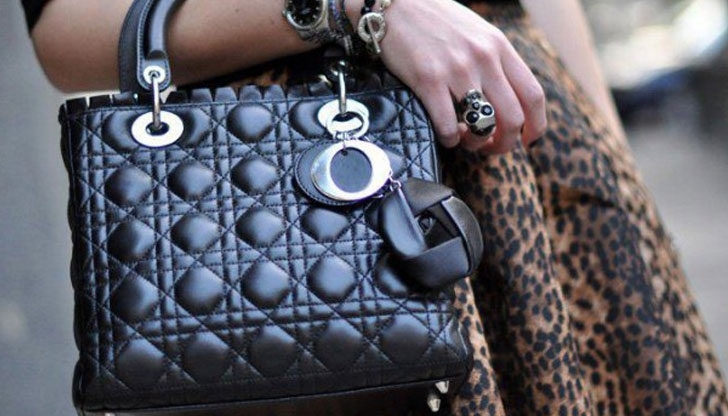 Заловиха младеж откраднал чантата на жена от пред дома ѝ