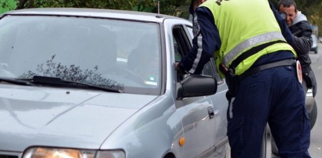 Мъж е престъпил закона шофирайки без свидетелство съобщават от Областната