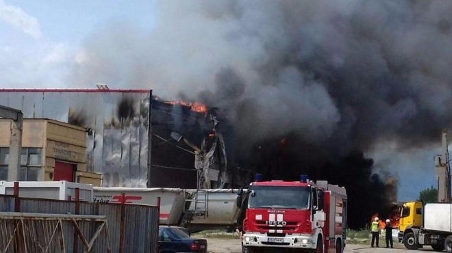 Голям пожар е горял в склад за хранителни продукти в