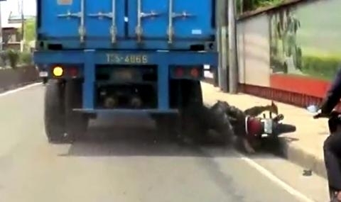 Произшествие с участието на мотоциклетист и камион във Филипините доказва