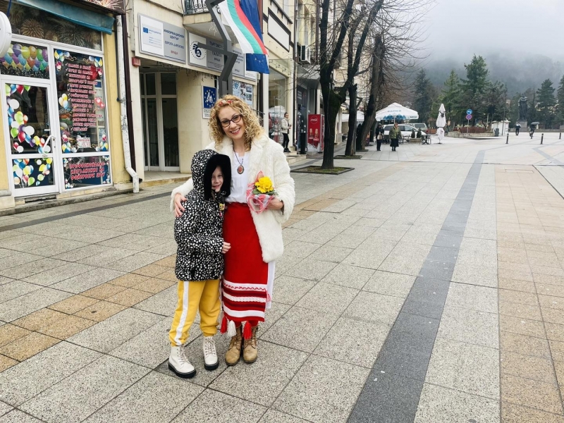 Баба Марта раздаде над 300 мартенички във Враца съобщиха от