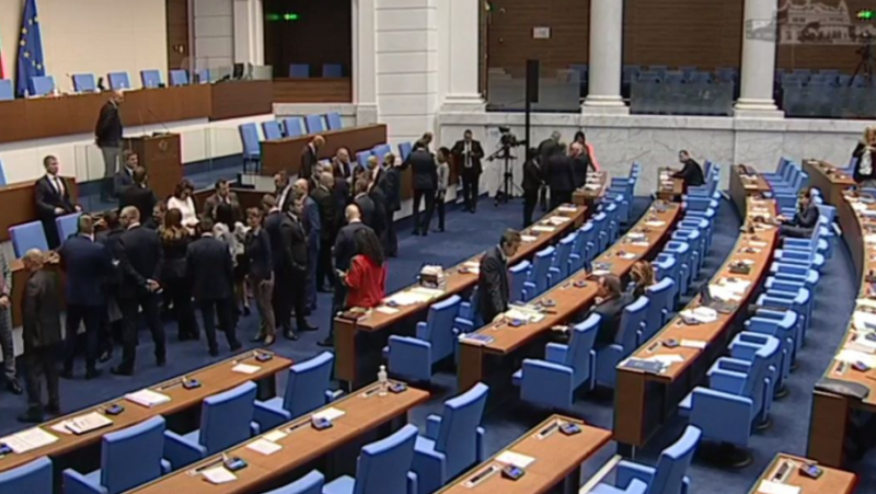 Депутати от Възраждане БСП и ИТН се събраха около трибуната