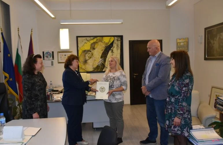 Медицинска сестра от детска ясла спаси бебе от задушаване на