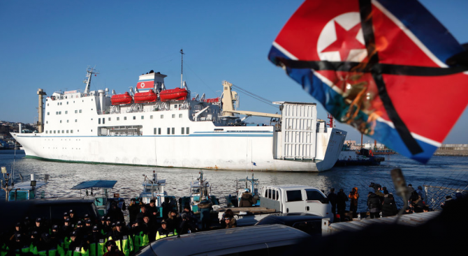 Севернокорейски кораб с трима души на борда навлезе в южнокорейски