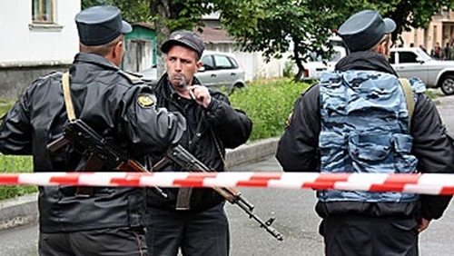 Спецполицай бе ранен в главата след престрелка между мъж и