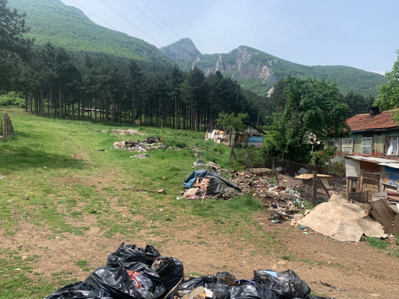 Започна цялостното почистване на отпадъците в района на ул Доспат