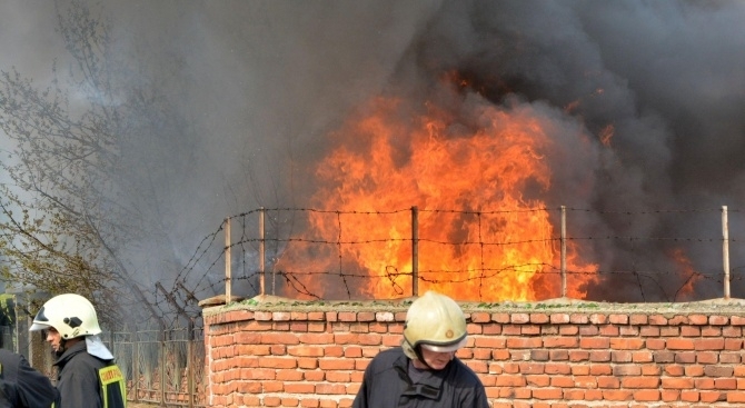 10 екипа огнеборци гасят пожар в бившия комбинат Кремиковци Пламъците
