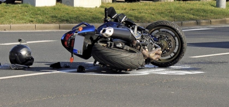 Катастрофа между училищен автобус с деца и моторист Мъжът е загинал след