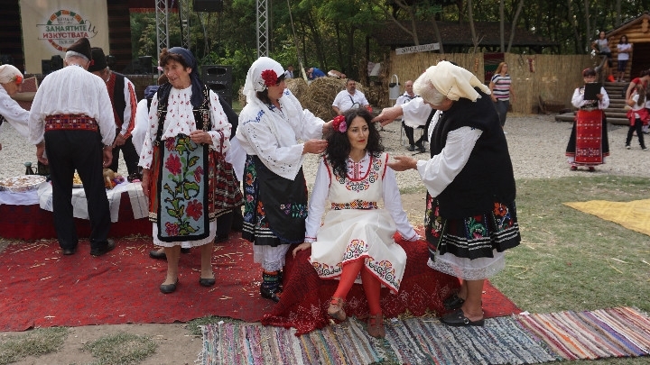 Фрагмент от автентичен сватбен ритуал от село Хърлец показаха на