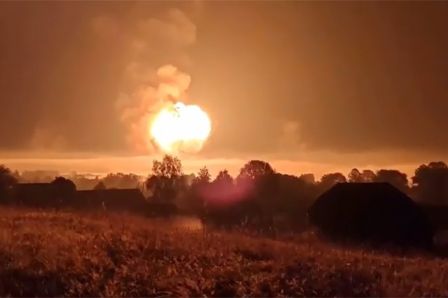 Голяма украинска атака с дронове предизвика огромен взрив и принуди