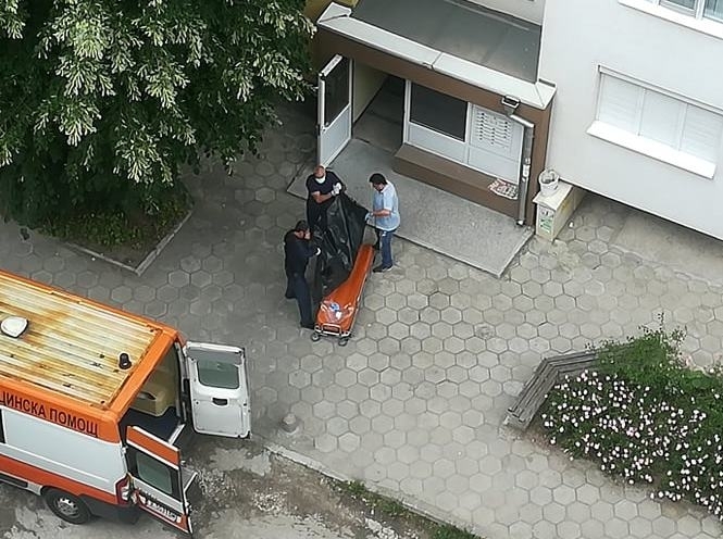 Мъж падна от седмия етаж на панелка и почина на