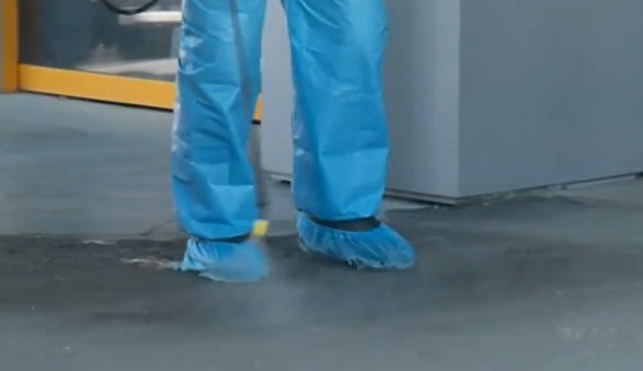 Доброволци облечени в специално облекло дезинфекцираха Пирогов Групата събра силни