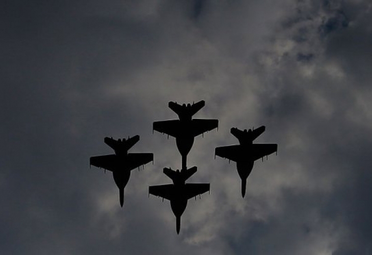 Бойни самолети на сръбските военновъздушен сили ВВС прелетяха вчера над