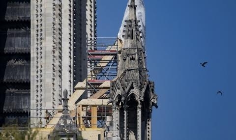 Архитекти и строителни работници стабилизираха структурата на емблематичната парижка катедрала