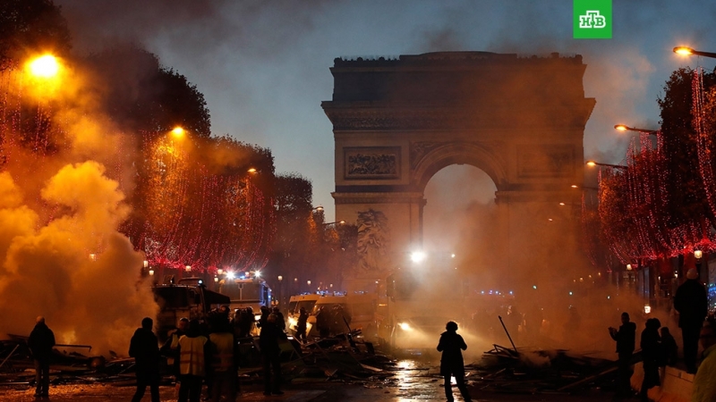 В Париж избухнаха бунтове заради социалната изолация Полицаи са обвинявани