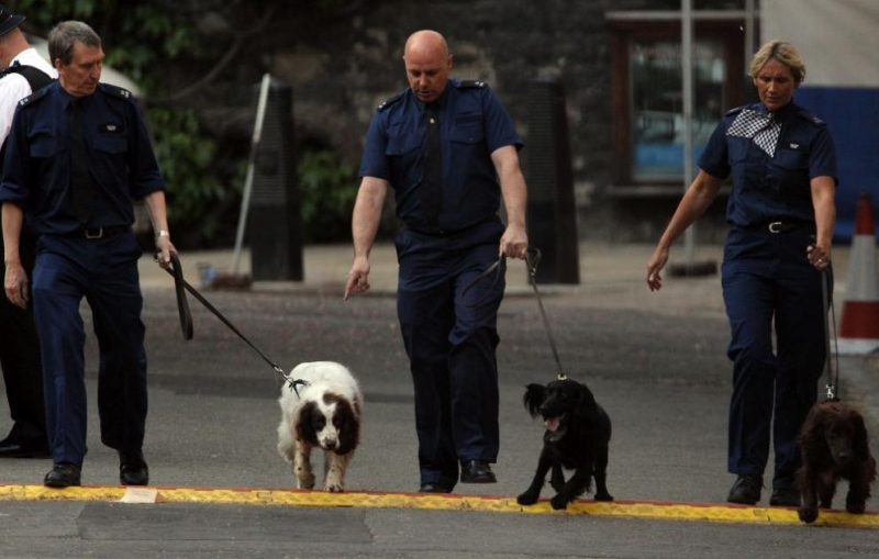 Британската полиция съобщи че проучва подозрителен автомобил на паркинга на