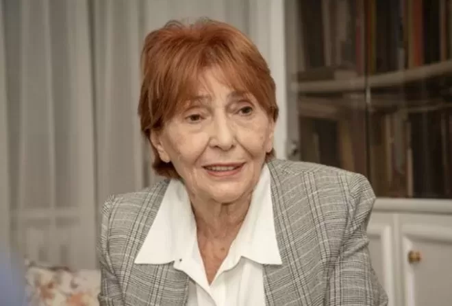 Нападнаха 82-годишната майка на Александър Вучич край избирателна секция