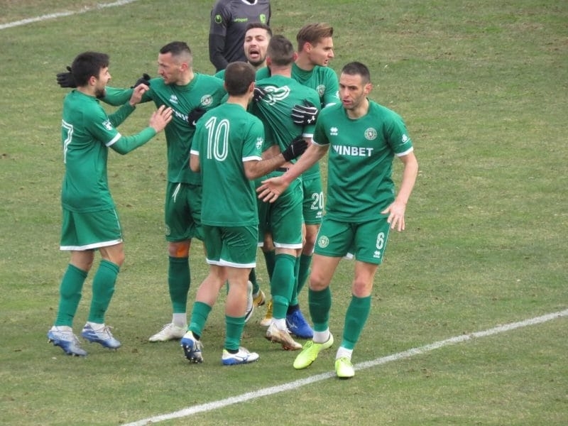 Всички футболисти треньори и хора от щаба на първия тим