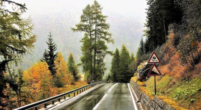 ОГРАНИЧЕНИЯ ЗА ТОВАРНИ АВТОМОБИЛИ Забранява се движението на моторни превозни